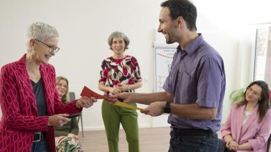 
		zu sehen ist eine Gruppe von Menschen in einem Training
	